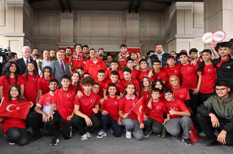 THY pilotundan A Millilere anons sürprizi: "Umut ve gurur yaşattınız"