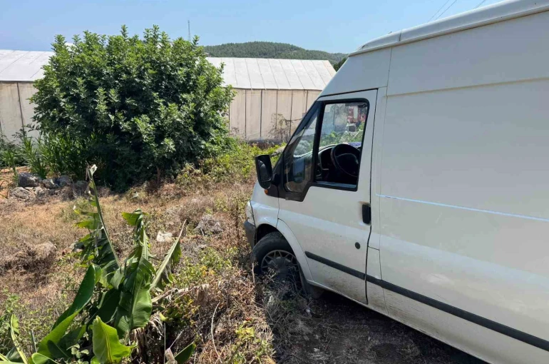 Ticari araç, çıkmaz sokağa girdi bahçeye düşmesine ramak kaldı