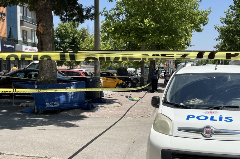 Ticari taksinin çarptığı anne ile kızı hayatını kaybetti