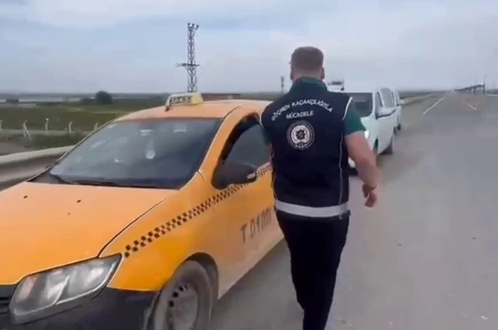 Ticari taksiyle göçmen kaçıran 2 sürücüye 334 bin 500 TL ceza 
