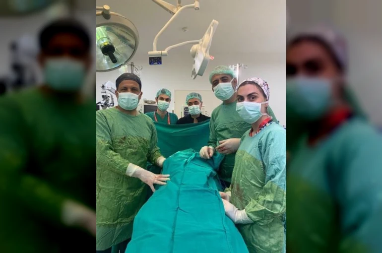 Tıpta ender rastlanan dev tümör ameliyatla çıkarıldı