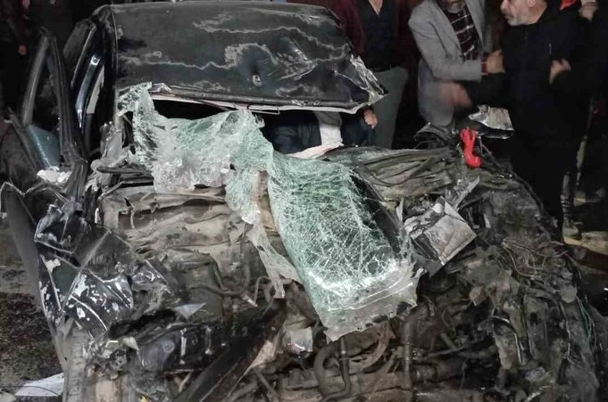 Tır dorsesine çarpan otomobil hurda yığınına döndü, sıkışan sürücü güçlükle kurtarıldı