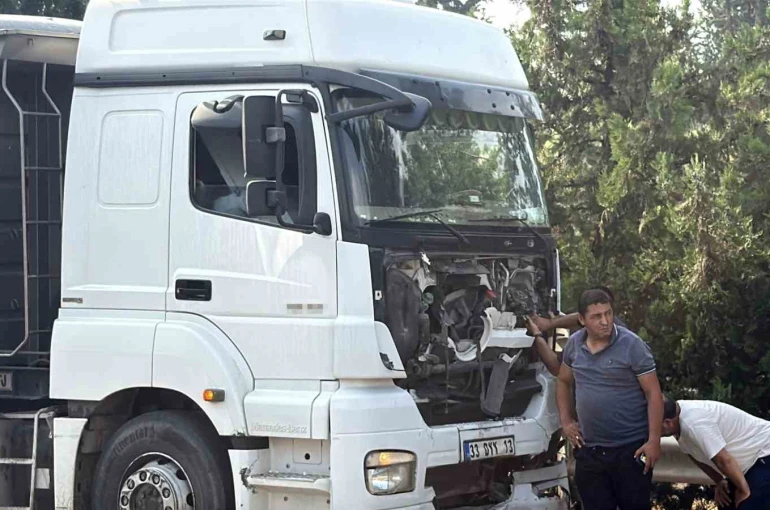 Tır, hafif ticari araca çarptı: 2 ölü, 2 yaralı
