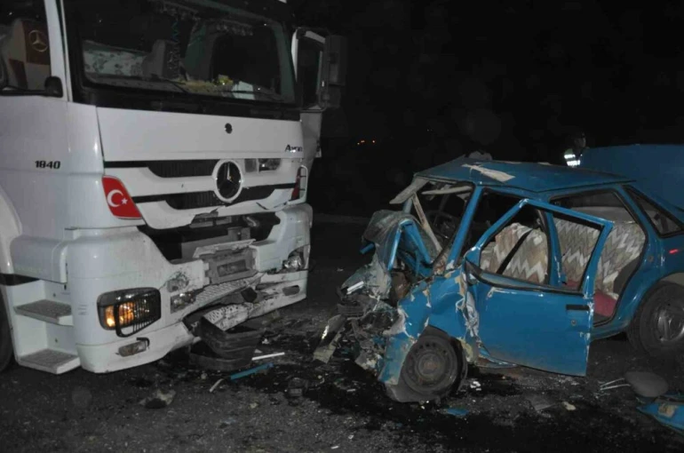 Tır ile otomobil kafa kafaya çarpıştı: 3 ölü