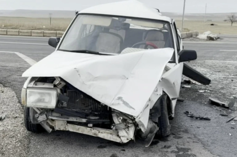 Tır ile otomobilin çarpışması sonucu 2'si bebek 5 kişi yaralandı