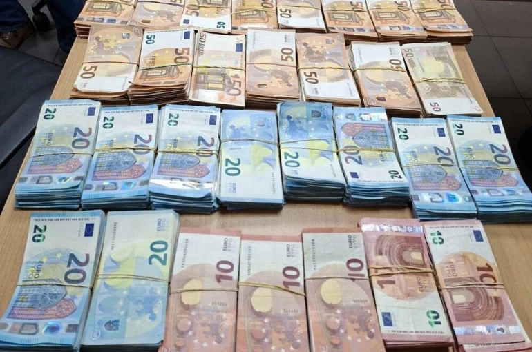 Tır kabininde ele geçirilen 99 bin 970 euro komşuya kaldı