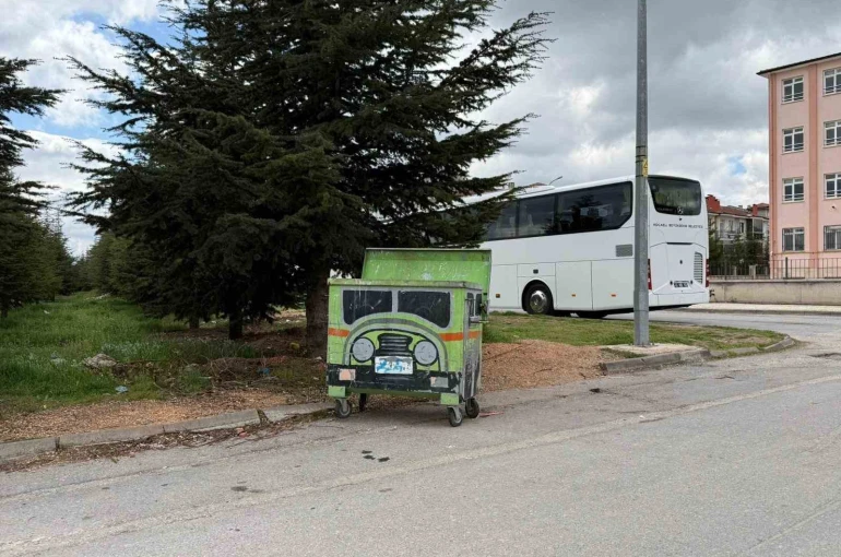 Tır motifli çöp kutusu dikkat çekiyor