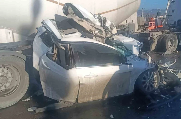 Tır otomobili ezdi, sürücü saniyelerle kurtuldu