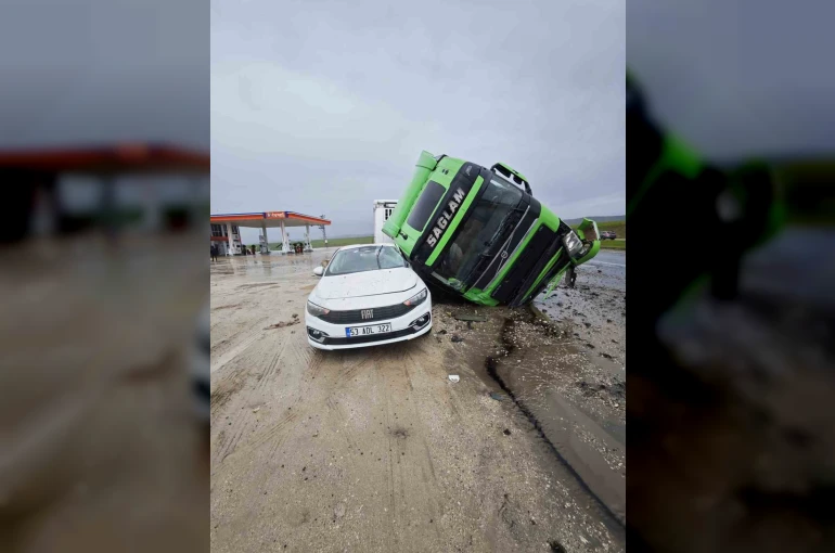 Tır otomobilin üstüne devrildi