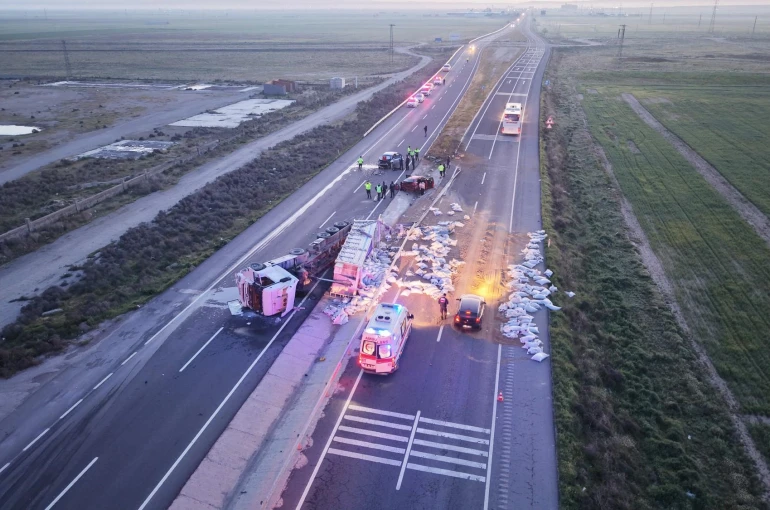Tır refüje devrildi, yardım etmek için duran araca başka araç çarptı: 1 Ölü 6 yaralı