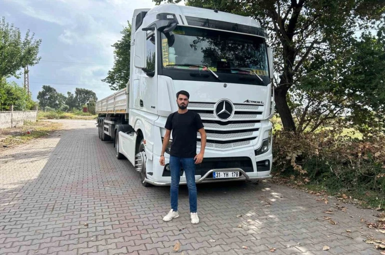 Tır şoförü ve eşi, evlatlarının cinsiyetini tırlarla düzenlenen partide öğrendi
