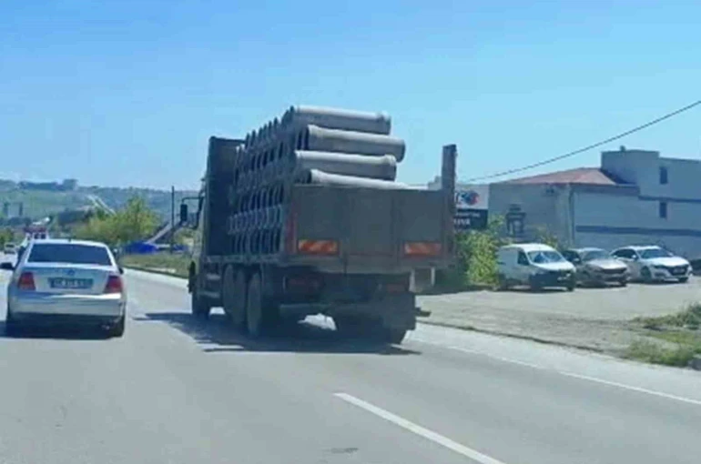 Tır üzerinde önlem alınmadan taşınan beton borular tehlike oluşturdu