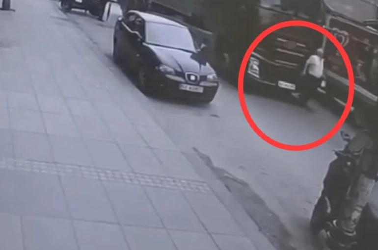 Tırın altında kalan yaşlı adam hayatını kaybetti