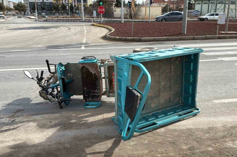 Tırın çarptığı mopette bir kişi öldü, 3 kişi yaralandı
