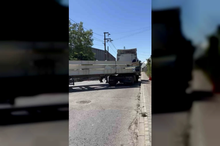 Tırın dorsesi ile bahçe duvarı arasında kalan 16 yaşındaki yaya hayatını kaybetti
