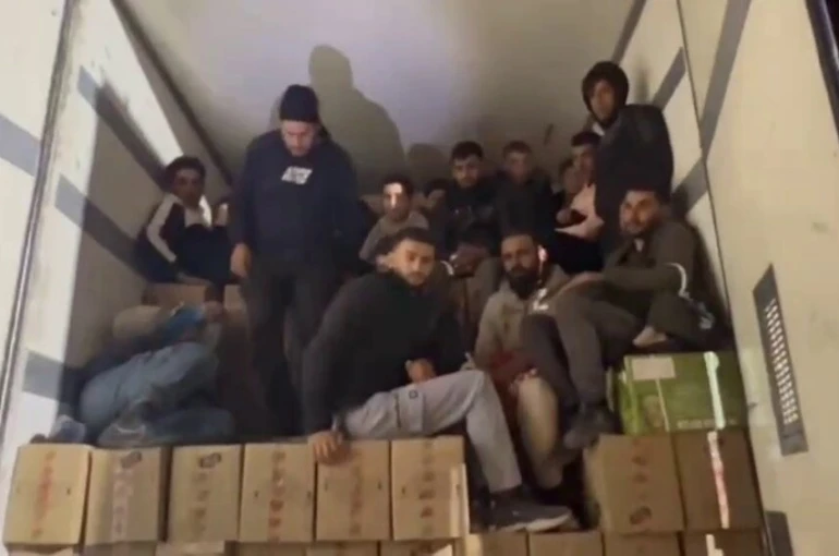 Tırın dorsesinden 16 göçmen çıktı, 2 organizatör tutuklandı