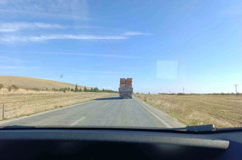 Tırın taşıdığı tuğlalar ile tehlikeli yolculuğu kamerada