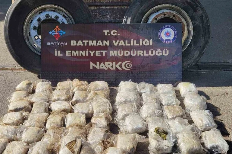 Tırın tekerinde 27 kilo skunk ele geçirildi