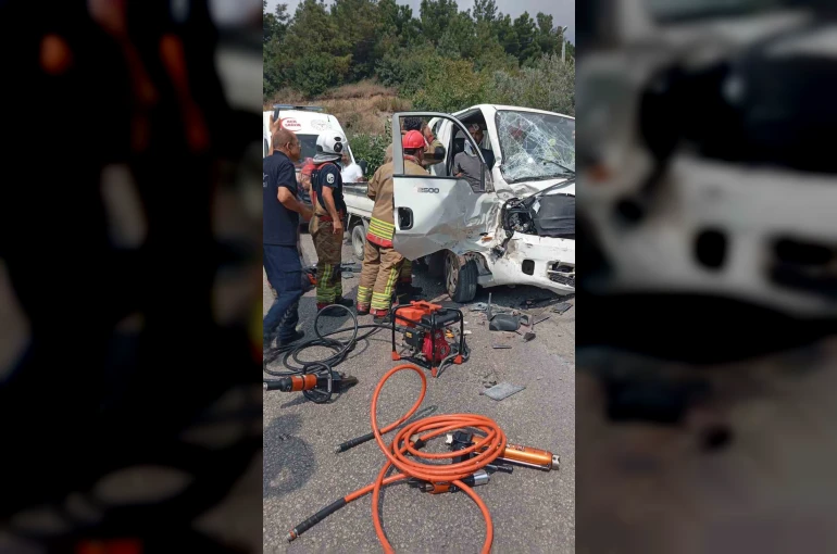 Tırla çarpışan kamyonet hurdaya döndü: 3 yaralı