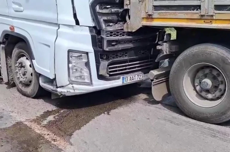 Tırlar çarpıştı facianın eşiğinden dönüldü