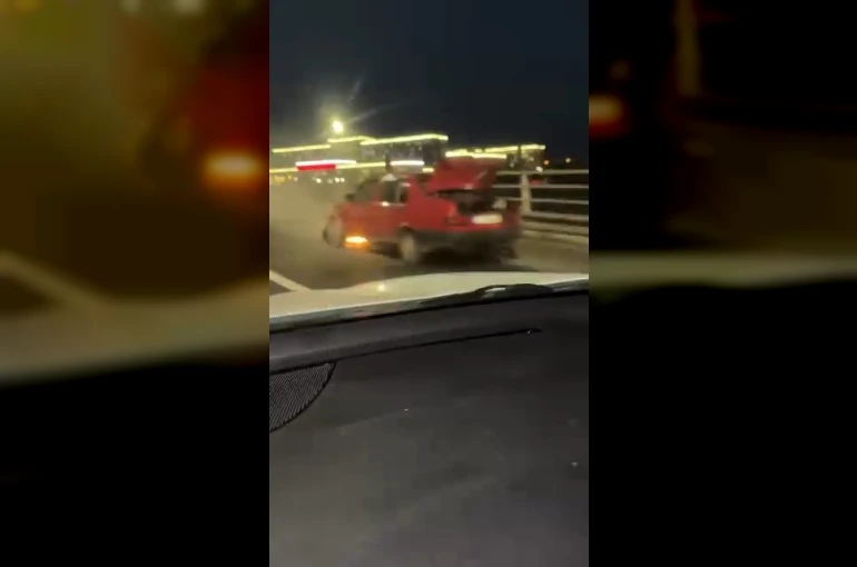 Tofaş marka otomobil köprünün üzerinde alev aldı