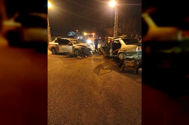 TOFAŞ’ın hurdaya döndüğü kazada 2 kişi yaralandı