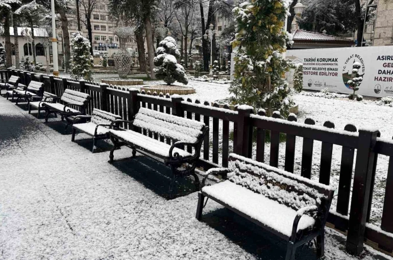 Tokat güne kar yağışıyla uyandı