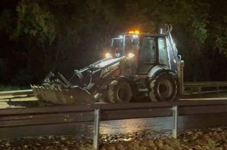 Tokat-Sivas kara yolu yaşanan taşkın nedeniyle kısa süreli trafiğe kapandı