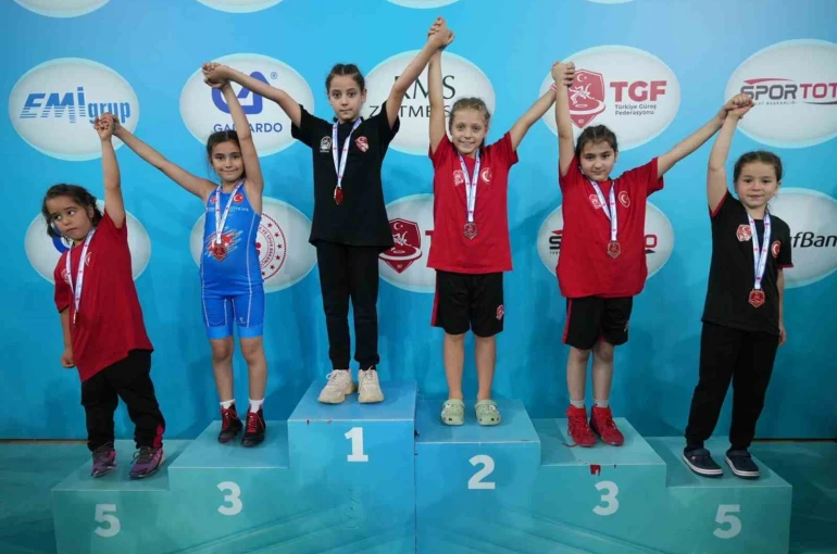 Tokatlı minik güreşçiler, Türkiye Şampiyonası’ndan 5 madalyayla döndü
