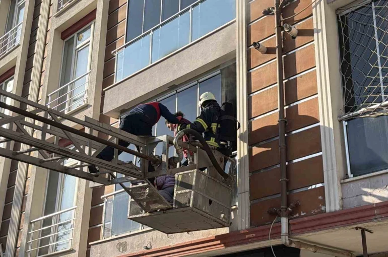 Tokat’ta apartman dairesinde yangın: Dumandan etkilenen anne ve çocukları balkondan tahliye edildi