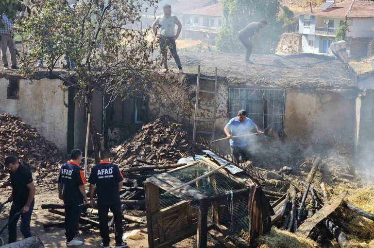 Tokat’ta bir ev ve samanlık tamamen yanarak kullanılmaz hale geldi