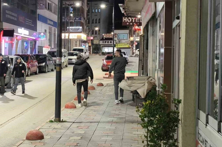Tokat’ta fırtına ağacı devirdi, vatandaş saniyelerle kurtuldu