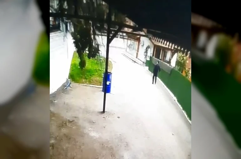 Tokat’ta fırtınanın devirdiği ağacın altında kalmaktan son anda kurtuldu