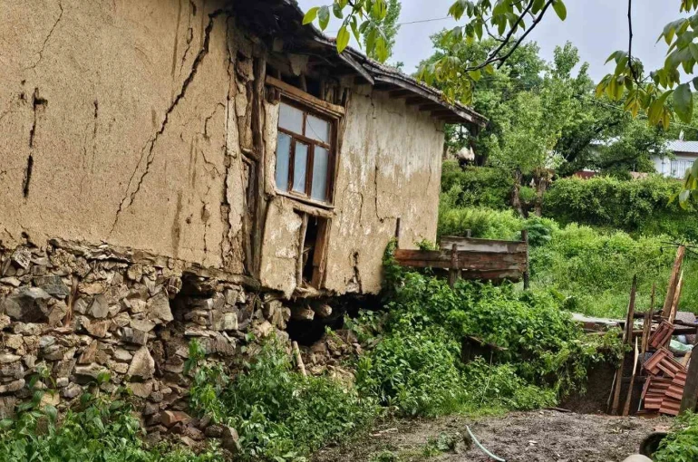 Tokat’ta heyelan nedeniyle 2 ev tahliye edildi