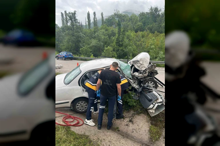 Tokat’ta kazada hurdaya dönen otomobildeki 5 kişi yaralandı