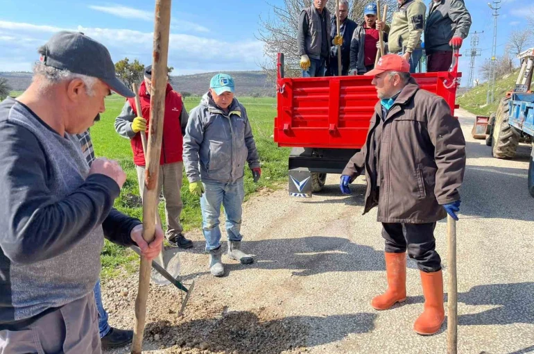 Tokat’ta köy halkı el ele vererek 5 kilometrelik yolu yeniledi
