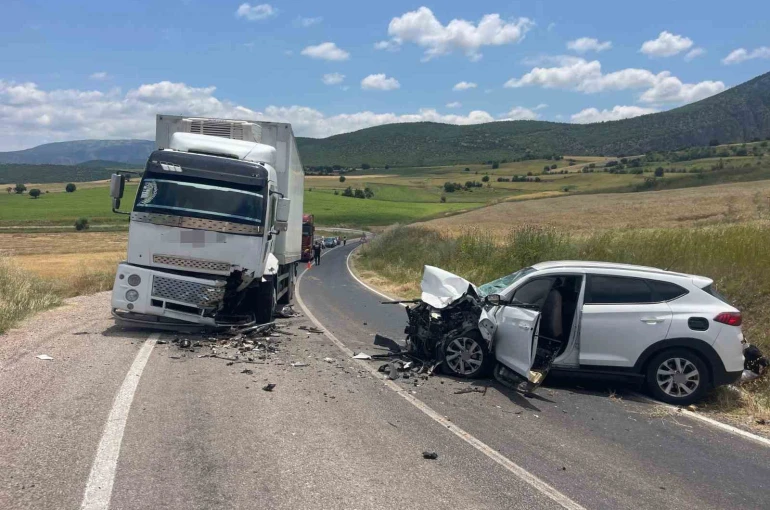 Tokat’ta otomobil ile kamyon çarpıştı: 4 yaralı