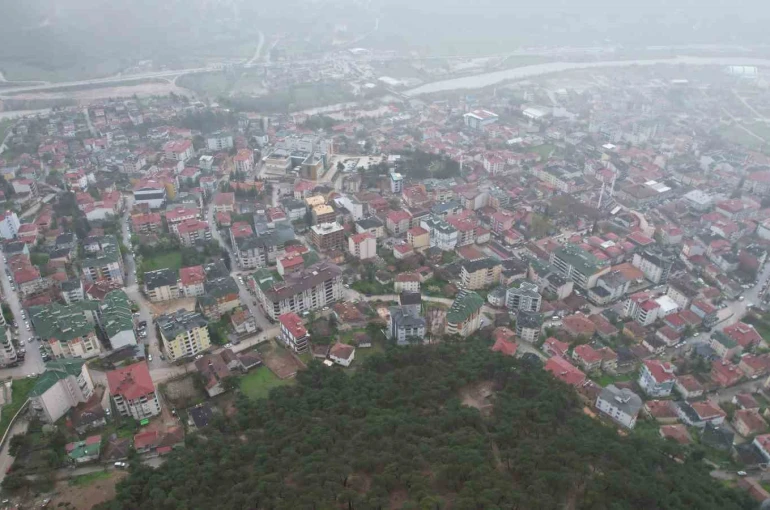 Tokat’ta toprak kayması nedeniyle 13 dairenin tahliye edildiği bölge dron ile görüntülendi