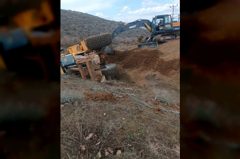 Tokat’ta uçuruma yuvarlanan traktörü kurtarmaya giden kepçe de devrildi
