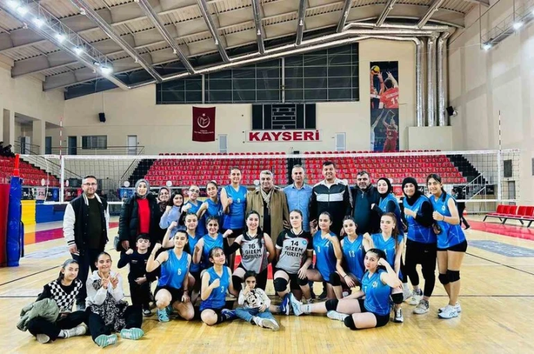 Tomarza Belediyespor Kız Voleybol Takımı rakibini 3-0 mağlup etti