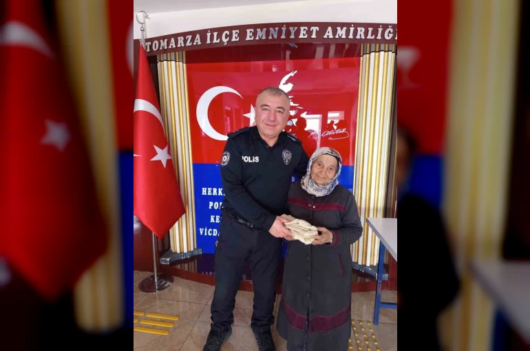 Tomarzalı yaşlı kadın, ördüğü çoraplarla yürekleri ısıttı