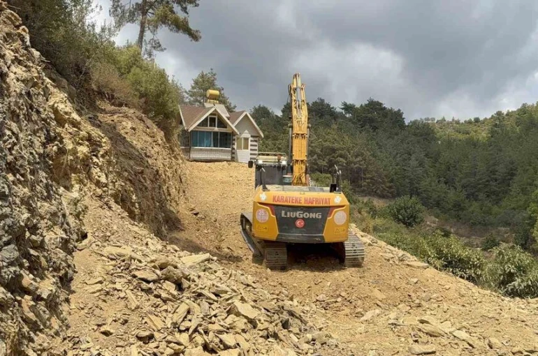 Tonlarca ağırlıkta olan evini eşyalarıyla birlikte rayların üzerinden iş makinesi yardımıyla yürütüp tapulu arazine çekti