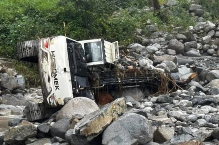 Tonlarca ağırlıktaki iş makineleri sel sularına kapıldı