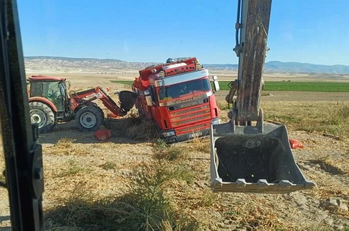 Tonlarca soğan taşıyan tır ıslak arazide toprağa gömüldü