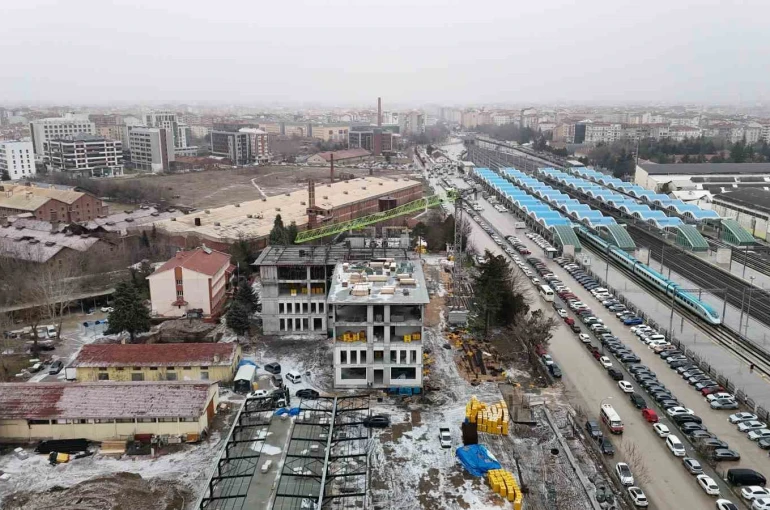 Tonlarca yükü metrelerce yükseklikte adeta iğne deliğinden geçiriyorlar