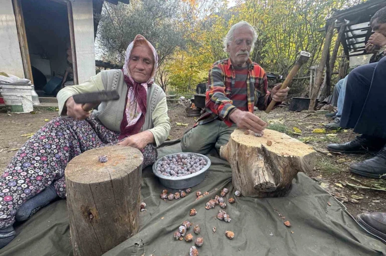 Topladıkları kozalakları kızgın ateşte saatlerce kaynatarak şifa deposuna dönüştürüyorlar