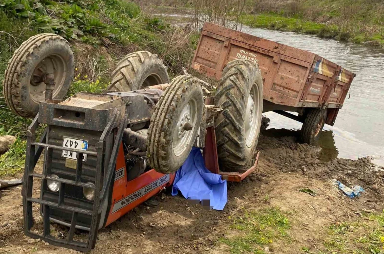 Toprak yolda devrilen traktörün altında kalan sürücü hayatını kaybetti 