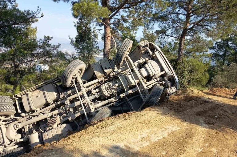 Toprak yolda uçuruma yuvarlanan hafriyat kamyonunun sürücüsü yaralandı