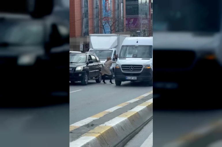 Topuklu ayakkabısıyla aracından inip servistekilere saldırdı