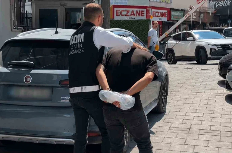 Torbalı’da oto galeriyi kurşunlayan 2 şüpheli tutuklandı